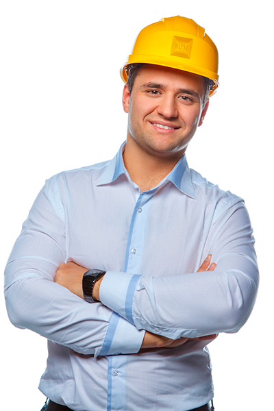 Homem sorrindo com braços cruzados de camisa azul e capacete de proteção amarelo